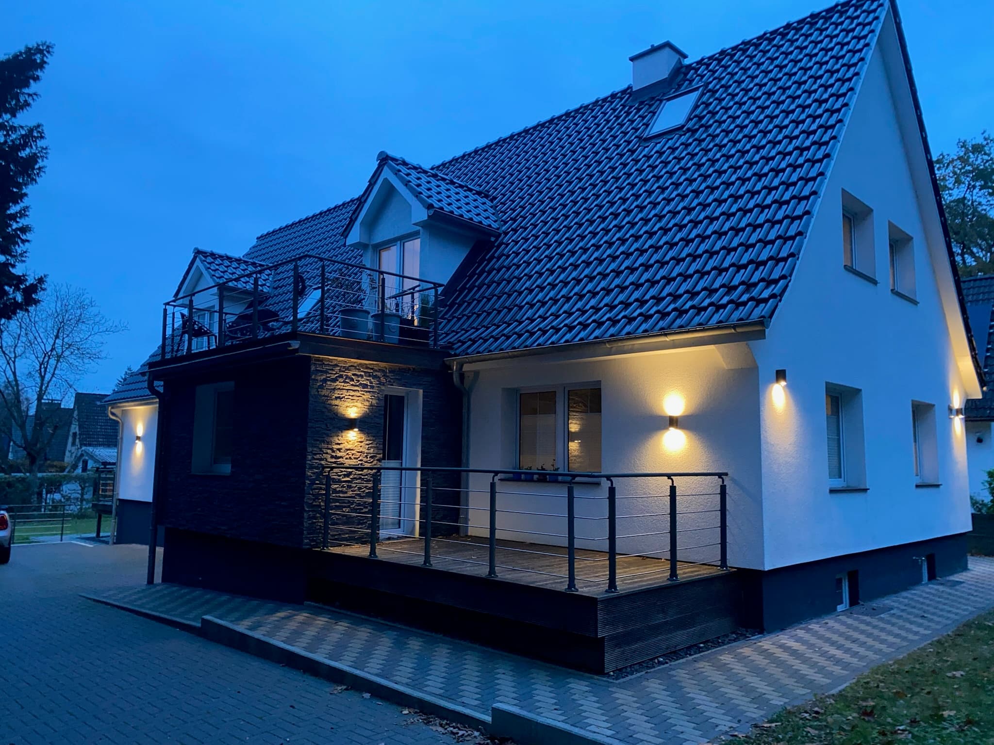 Saniertes Wohnhaus bei Nacht